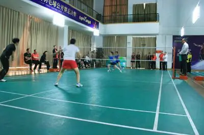 展现出超出